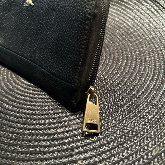 Black pebbled leather Roots wallet. - Picture 2 of 5